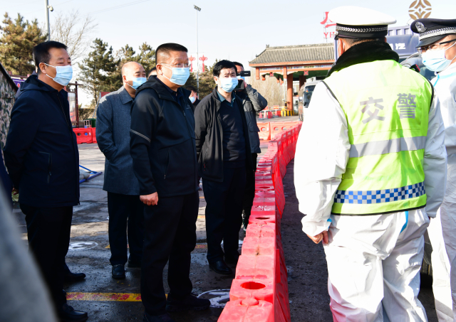 市领导带队督导道路交通疫情防控工作