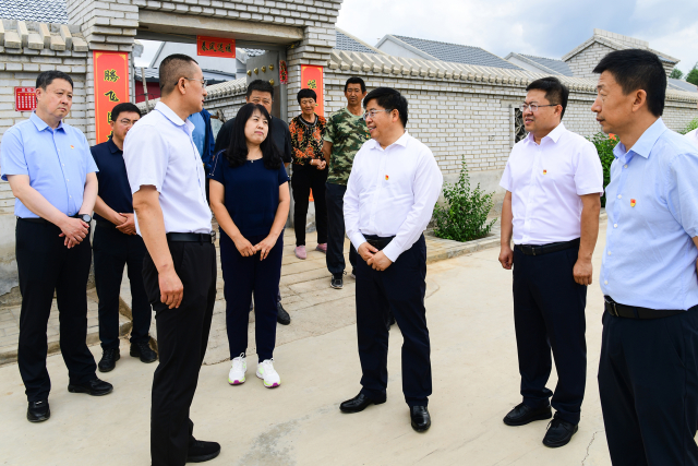 姜四清在右玉县右卫镇东兴村调研慰问