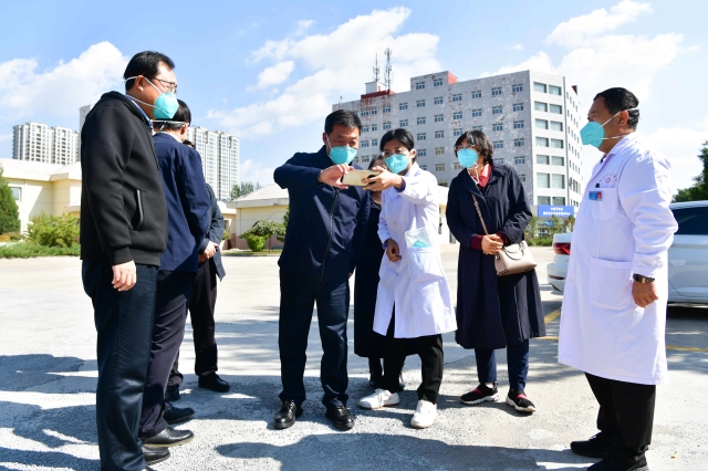 魏元平慰问一线医务人员和核酸检测工作人员