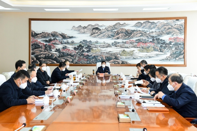 姜四清主持召开市委常委会会议暨理论学习中心组学习会议